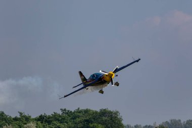 Gökyüzünde uçan bir uçak