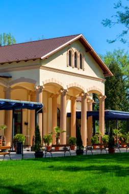 Sütunları olan güzel eski binanın dış görünüşü 