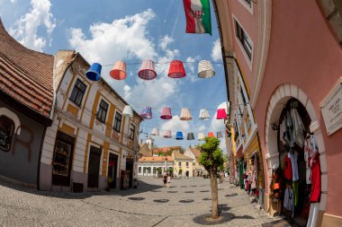 Macaristan Szentendre Nisan. - 25. 2018: Szentendre. Sokak manzaralı. Kasaba hayatı. İnsanlarla dolu şehir.