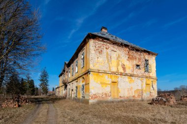 Köyde terk edilmiş bir ev.