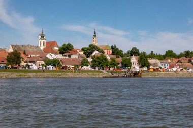 BUDAPEST, HUNGARY 4.30: 2018 Budapeşte manzarası bir nehir gezisinden şehir boyunca yelken açarken. Budapeşte bir dünya mirası alanıdır..