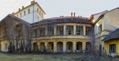 Barcs, Macaristan - Bahar aylarında XVIII. Yüzyıldan itibaren Kont Szechenyi 'nin ülkesinin kalıntıları.