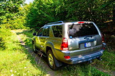 Macaristan Bukk dağ sırası Jun. 11, 2021: Toyota 4Runner SUV ormancılık ve avcılık alanlarında turneye çıktı. Avrupa 4x4 safarisi.