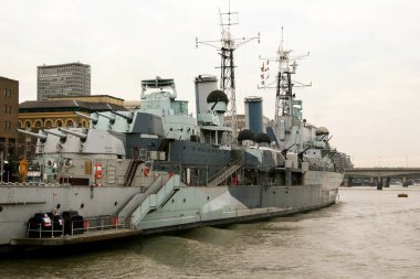 17 Aralık 2007 'de Londra' da HMS Belfast (Kraliyet Deniz Kuvvetleri hafif gemi seyahati) savaş gemisi Müzesi 'nin görüntüsü. Belfast, Thames Nehri üzerinde Londra 'da demirlemiş ve İmparatorluk Savaş Müzesi tarafından işletiliyordu..
