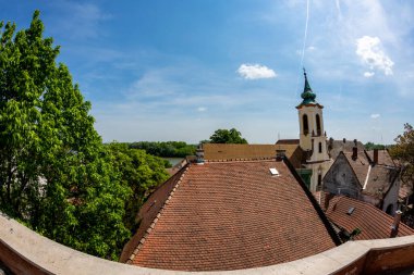 Macaristan Szentendre Nisan. - 25. 2018: Tipik Kızıl Çatılar tepeden görüldüğü gibi Szentendre Budapeşte yakınlarında küçük ama hareketli bir kasabadır,