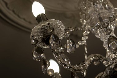 Arka planda güzel, lüks bir avize var. Kapatın.