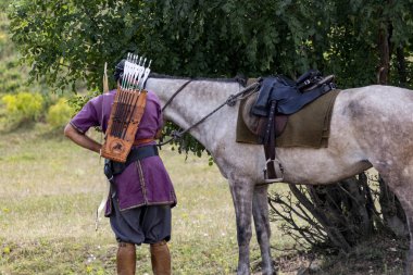 Macaristan 'daki At Sırtı Okçuluğu Festivali' nde geleneksel olarak giyinmiş insanlar