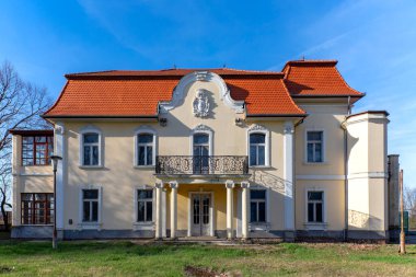 Macaristan - Ülke Harabeleri / 16. yüzyıldan kalma sonbahar şatosu.