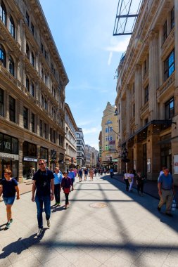 Budapeşte, Macaristan - 18 Nisan 2018: Budapeşte 'nin ana alışveriş alanlarından biri olan ünlü Vorosmarty Plaza' da turistler ve ziyaretçiler.