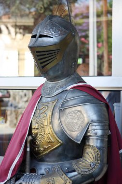 Şövalye miğferli, zırhlı ve kılıçlı