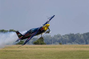 Askeri helikopter gökyüzünde uçuyor.