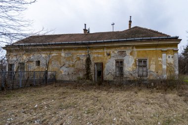 Macaristan - İlkbahar aylarında Ülke Harabeleri veya 16. yüzyıldan kalma Avcılık Şatosu.