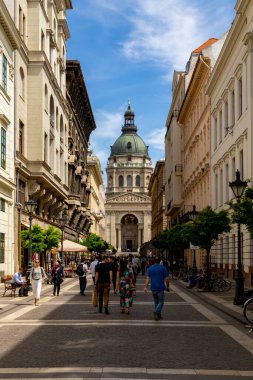 Güzel Roma Katolik Aziz Stephen Bazilikası 'nın yanında yürüyen turistler, Budapeşte, Macaristan