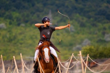 Macaristan 'daki At Sırtı Okçuluğu Festivali' nde geleneksel olarak giyinmiş insanlar