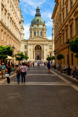 BUDAPEST - 30 Nisan 2014: Budapeşte, Macaristan 'daki Aziz Stephen Bazilikası. Kilise Neo-Classic tarzında inşa edilmiştir, fakat 1851 ve 1905 yılları arasında Neo-Rönesans kubbesi ile inşa edilmiştir..