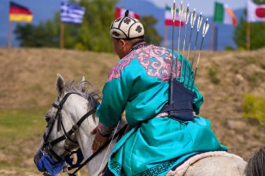 Macaristan 'daki At Sırtı Okçuluğu Festivali' nde geleneksel olarak giyinmiş insanlar