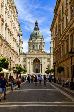 Güzel Roma Katolik Aziz Stephen Bazilikası 'nın yanında yürüyen turistler, Budapeşte, Macaristan
