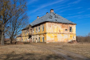 Köyde terk edilmiş eski bir ev.
