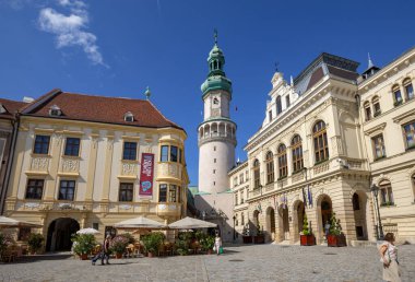 Sopron, Macaristan - 2 Haziran 2018: Main Square kahvesi. Ünlü Ateş Kulesi 'nin arkaplan görüntüsü.