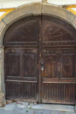 Pencereli eski ahşap kapı