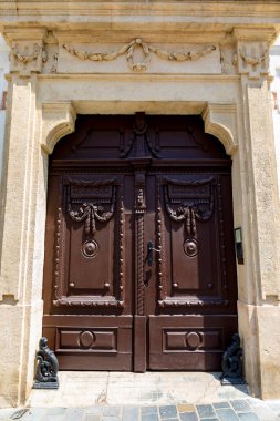 Pencereli eski ahşap kapı