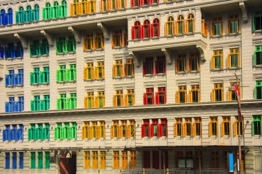 SINGAPORE - 2 Mayıs 2009 Singapur 'daki MICA binası. Old Hill Caddesi Polis Karakolu olarak biliniyordu. Bu binanın toplam 927 penceresi var ve gökkuşağı renginde boyanmış..