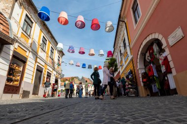 Macaristan Szentendre Nisan. - 25. 2018: Szentendre. Sokak manzaralı. Kasaba hayatı. İnsanlarla dolu şehir.