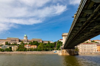 BUDAPEST, HUNGARY 4.30: 2018 Budapeşte manzarası bir nehir gezisinden şehir boyunca yelken açarken. Budapeşte bir dünya mirası alanıdır..