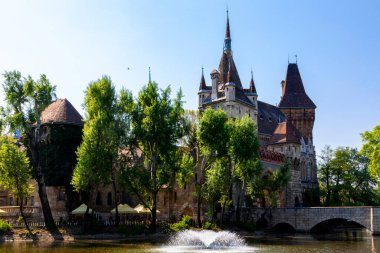 Budapeşte, Macaristan 23 Mayıs 2018. Ünlü turistik eğlence merkezi Vajdahunyad Şatosu, burası sadece bir kopya ve şu anda müzeleri barındırıyor..