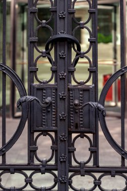 Arkaplanı bulanık metal bir kapı