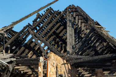 Yeni bir binanın çatısı kısmen yangınla yıkıldı..