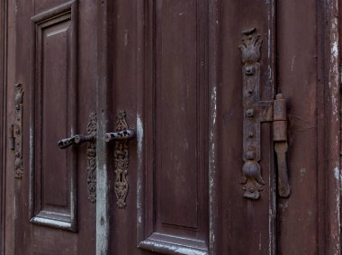 Kilitli eski ahşap kapı