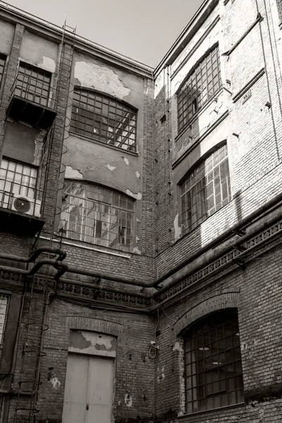 Ερείπια Ενός Παλιού Εργοστασίου Στο Παρασκήνιο — Φωτογραφία Αρχείου