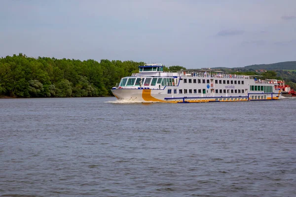 Blick Auf Großes Modernes Schiff Das Meer Schwimmt — Stockfoto