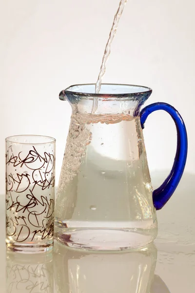 Verre Eau Avec Lait Sur Fond Blanc — Photo