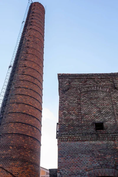 Terk Edilmiş Fabrikanın Kalıntıları Bina Kırmızı Tuğladan Yapılmış — Stok fotoğraf