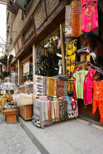 埃及开罗 2009年5月14日 各种阿拉伯古董纪念品 物品在集市上的许多旧货店展出 典型的埃及市场商店和旅游热点 — 图库照片