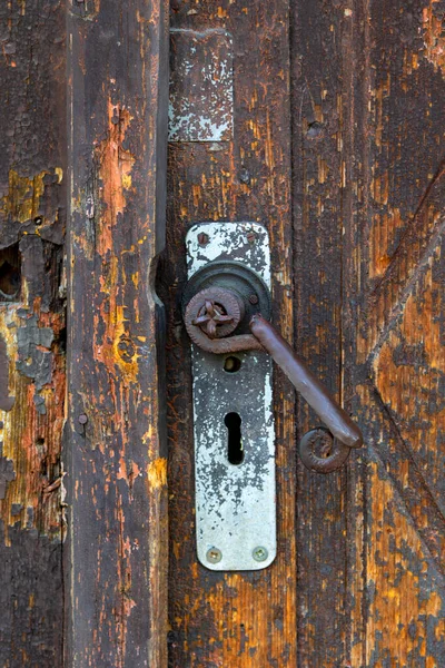 Velho Cadeado Enferrujado Porta Madeira — Fotografia de Stock