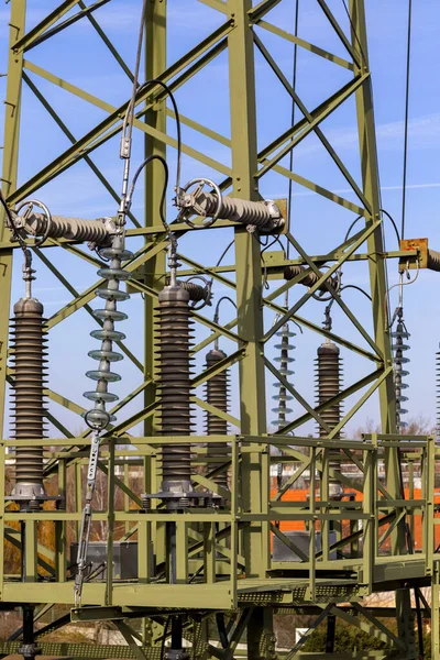 Elektrické Sloupy Vodící Proud Rozvodny Dramatickým Oblačným Nebem Pozadí — Stock fotografie