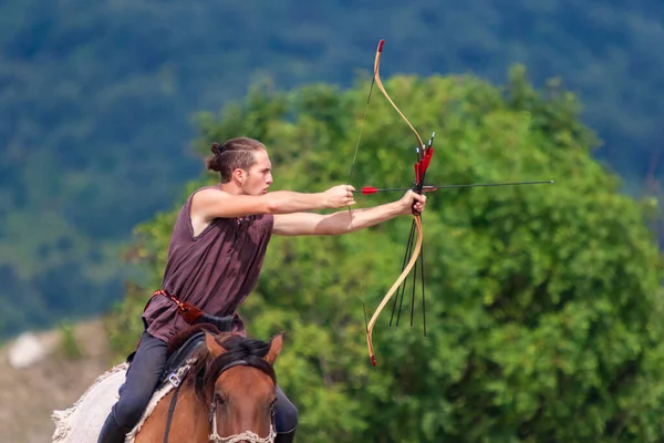 Traditionell Gekleidete Menschen Beim Bogenschießen Pferd Ungarn — Stockfoto