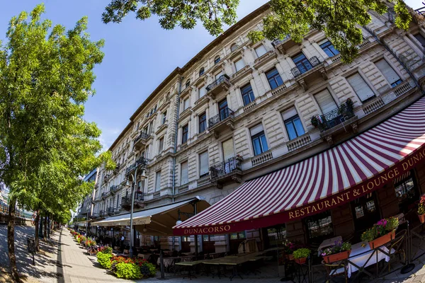 ブダペストハンガリー 6月12 2018 屋外レストランがたくさんあるフェレンツ広場 早朝のコーヒーショップ — ストック写真