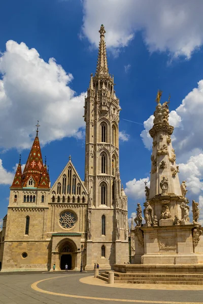 匈牙利布达佩斯马蒂亚斯教堂外的圣三一柱 — 图库照片