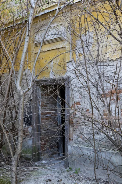Старый Заброшенный Дом Городе — стоковое фото