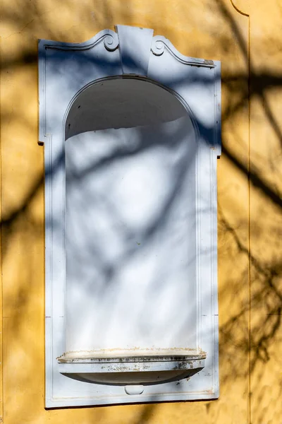 Staré Kovové Dveře Bílým Pozadím — Stock fotografie