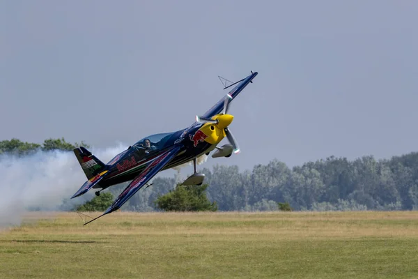 空を飛ぶ軍用ヘリコプター — ストック写真