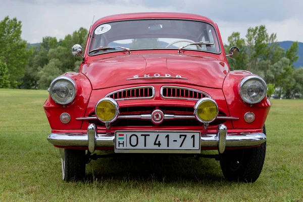 Κόκκινο Vintage Αυτοκίνητο Ένα Πράσινο Γρασίδι — Φωτογραφία Αρχείου