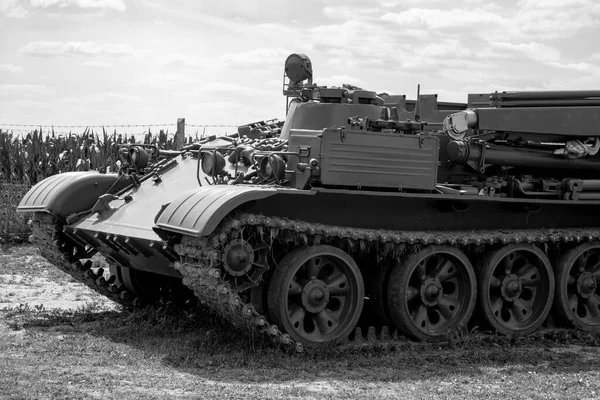 Askeri Destek Aracında Tank Izleri Çelik Tekerlekler — Stok fotoğraf