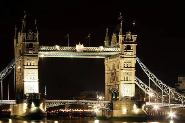 ロンドン イギリス Circa 2016年9月 夜のテムズ川にかかるタワーブリッジ — ストック写真