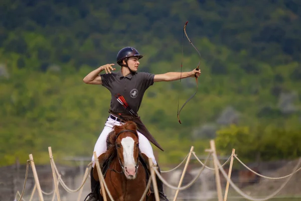 Traditionellt Klädda Människor Horseback Bågskytte Festival Ungern — Stockfoto