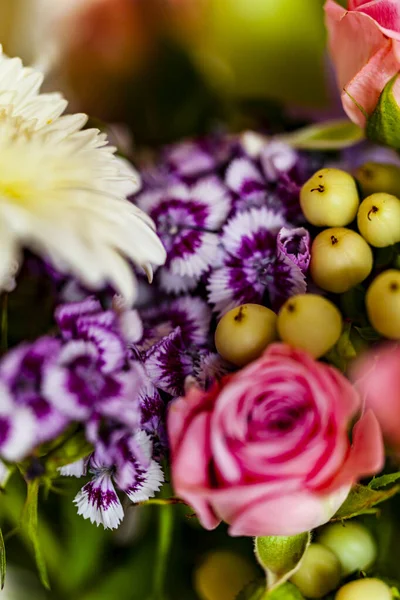 籠の中の美しい花束 — ストック写真